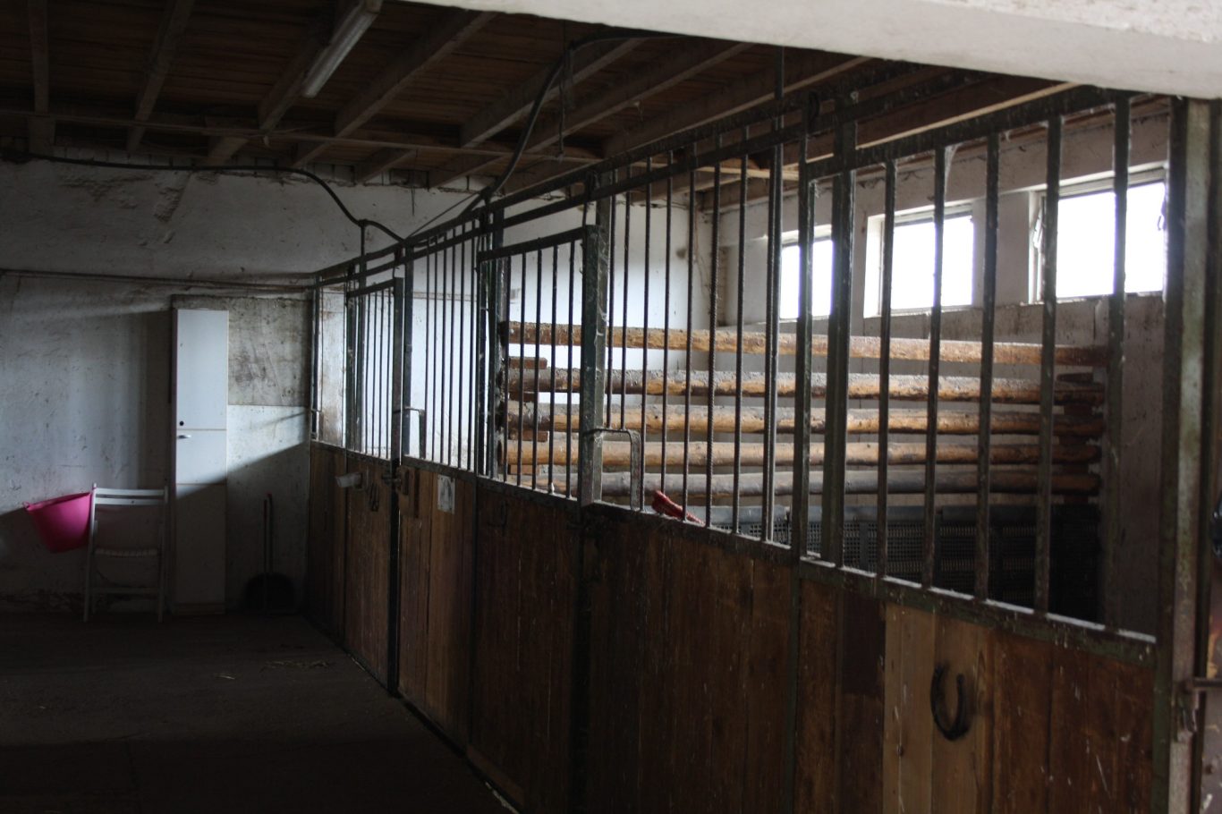 Zwei Boxen in einer Stallgasse